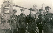 Офицеры 89-й дивизии, принимавшие участие в освобождении города Белгорода. Снимок сделан у Смоленского собора, 1943 год (ГАБО)