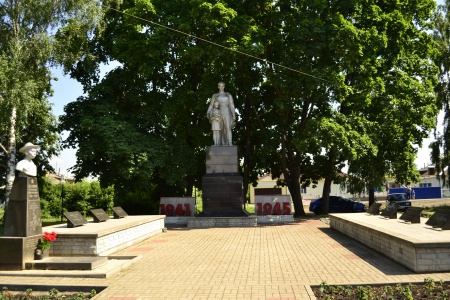 Братская могила 495 советских  воинов, погибших в боях с фашистскими захватчиками. Село Скородное, Губкинский городской округ.