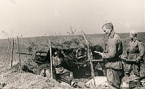 Орудийный расчет сержанта А. Филиппова, награжденного медалью «За отвагу», ведет огонь по фашистским войскам. 1943 год, Курская дуга (ГАБО)