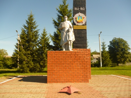 Братская могила советских воинов, погибших в боях с фашистскими захватчиками в 1943 году. Село Вязовое, Краснояружский район.