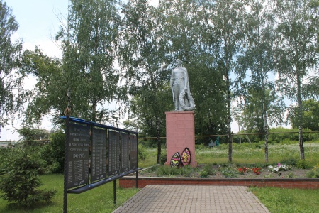 Памятник погибшим в годы Великой Отечественной войны воинам-землякам. Село Вышние Пены, Ракитянский район.