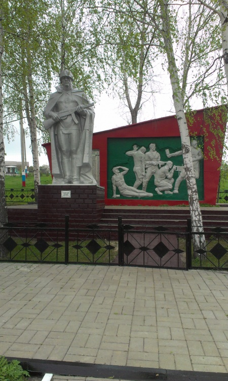 Памятник воинам-землякам, погибшим в годы Великой Отечественной войны. Село Тростенец, Новооскольский  район