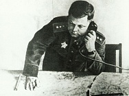Командующий Воронежским фронтом генерал армии Ватутин  – в штабе фронта над картой сражения. 1943 год (ГАБО)