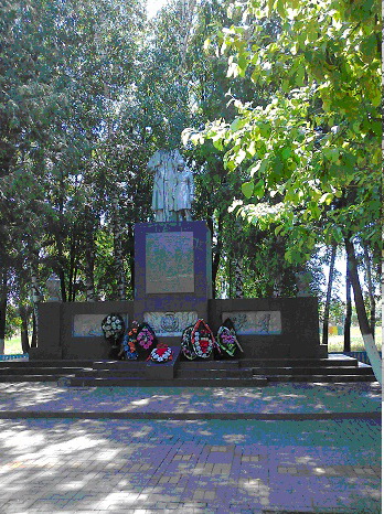 Братская могила советских воинов, погибших в боях с фашистскими захватчиками. Шебекино, ул. Белгородская.