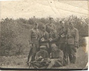 Группа бойцов, сидящие осматривают немецкий пулемёт MG-34.  В центре Чигирин Алексей Денисович уроженец села, Алейниково, дата и место неизвестны.