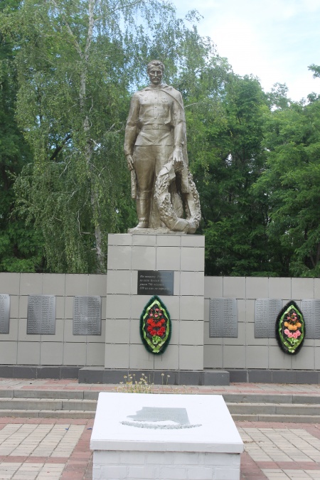 Братская могила советских воинов, погибших в боях с фашистскими захватчиками в 1943 году. Село Белый Колодезь, Вейделевский район.