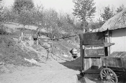 Фронтовая душ-ванная (brausebad), оборудованная немецкими солдатами в оккупированном белгородском селе, 1943 год. Источник: http://waralbum.ru