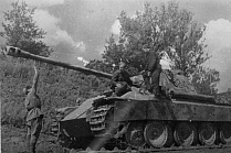 Советские бойцы осматривают подбитую "пантеру". Район Курской дуги (ГАНИБО)
