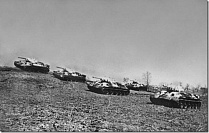 Советские танки Т-34 на исходном рубеже