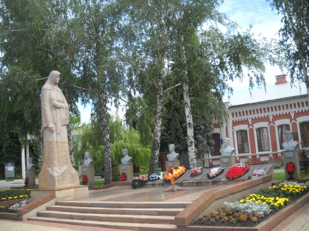 Братская могила советских воинов, погибших в 1943 году, в которой захоронен  Герой Советского Союза Иван Михайлович Быков.