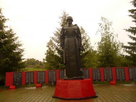 Памятник погибшим воинам-землякам.  Село Графовка, Краснояружский  район.