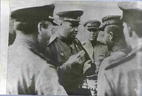 Генерал–полковник А.Г. Кравченко ставит задачу перед командиром авиадесанта А.Е. Челышевым,  город Туиляо, август 1945 года
