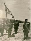 Гвардейское знамя вручено командиру 81 стрелковой дивизии генерал-майору Морозову, справа – командующий 7-й гвардейской армии генерал Шумилов. 1 мая 1943 года, (ГАБО)