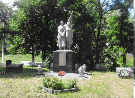Братская могила советских воинов, погибших в боях с фашистскими захватчиками. Село Поляна, Шебекинский район. 