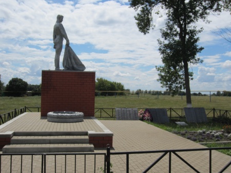 Братская могила 279 советских воинов, погибших в боях с фашистскими захватчиками. Въезд в село Шахово, Прохоровский район.