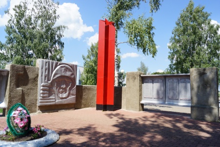 Братская могила советских воинов, погибших в боях с фашистскими захватчиками в 1943 году. Село Кочетовка, Ивнянский район.