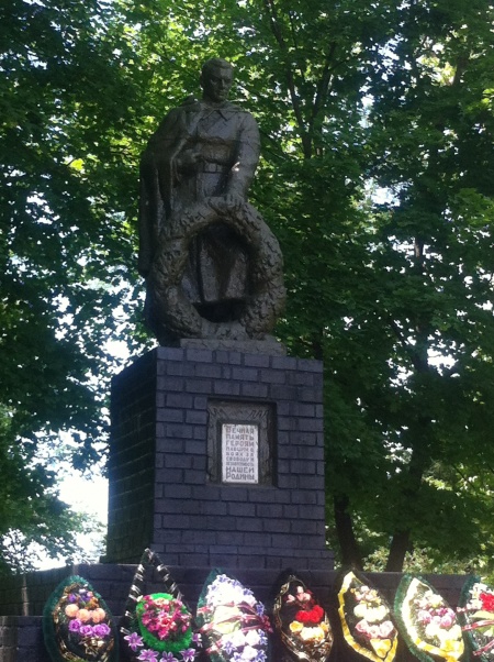 Памятник погибшим советским воинам. Вейделевка.