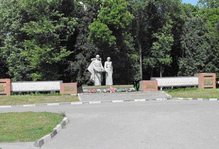 Братская могила советских воинов, погибших в боях с фашистскими захватчиками. Село Большетроицкое, Шебекинский район. 