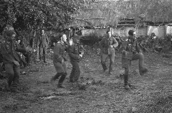 Выпивающие лейтенант и унтер-офицеры вермахта танцуют во дворе одного из домов белгородского села, 1943 год. Источник: http://waralbum.ru