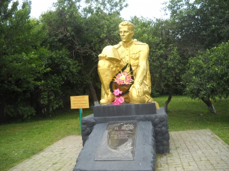 Братская  могила  советских воинов, погибших в боях с фашистскими захватчиками в 1943 году. Село Теплое, Борисовский район.