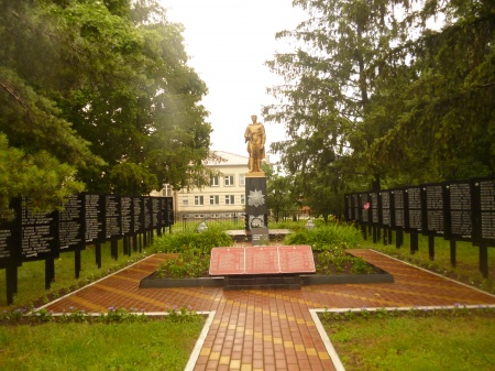Братская могила советских воинов, погибших при освобождении села. Село  Демидовка, Краснояружский район. 