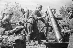 Советские артиллеристы у 120-мм полкового миномета образца 1938 года на позиции на Курской дуге. Источник: http://waralbum.ru