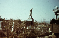 Разрушенный памятник Ленину в оккупированном Старом Осколе, 1942 год. Источник: http://waralbum.ru.
