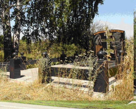 Братская могила 14 мирных жителей, погибших в годы Великой Отечественной войны. Село Красная Левада, Красненский район.