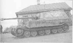 Немецкое тяжелое штурмовое орудие «Фердинанд» 653-го батальона (дивизиона), захваченное в исправном состоянии вместе с экипажем. Источник: http://waralbum.ru