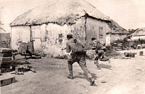 Степной фронт. Белгородское направление. Бой в населенном пункте. Август 1943 года (ГАНИБО). 
