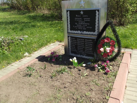 Могила 8 девушек-минеров на гражданском кладбище. Село Староселье, Краснояружский район.