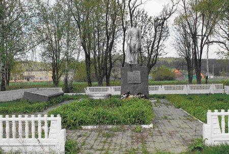 Братская могила советских воинов, погибших в боях с фашистскими захватчиками. Село Маломихайловка,  Шебекинский район.