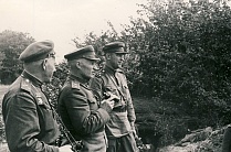 Командарм генерал-лейтенант Крученкин (второй слева), полковник Суржия, справа – полковник Васильев на наблюдательном пункте. 1943 год, Харьковское направление (ГАБО