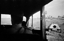 Вид из советского штабного автомобиля на немецкую САУ «Фердинанд», подбитую в ходе Курской битвы. Источник: http://waralbum.ru