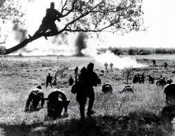 Советские бойцы поднимаются в атаку. Курская дуга. Источник: http://waralbum.ru