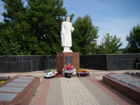 Братская могила 117 советских воинов, погибших в боях с фашистскими захватчиками. Белгород.
