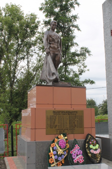 Братская могила советских воинов, погибших в боях с фашистскими захватчиками в 1943 году и виктропольских комсомольцев, погибших в том же году при освобождении совхоза «Викторополь» от фашистских оккупантов. Поселок Викторополь,  Вейделевский район.