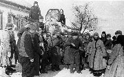 Жители села Иловка Алексеевского района радостно встречают Советских танкистов. Январь 1943 года.(ГАБО) 