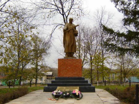 Братская могила советских воинов, погибших в боях с фашистскими захватчиками в 1943 году.Село Слоновка, Новооскольский  район.