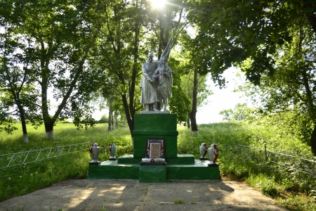 Братская могила 43 советских воинов, погибших в боях с фашистскими захватчиками. Село Коньшино, Губкинский городской округ.