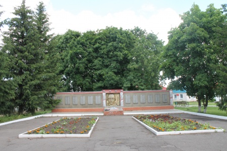 Памятник погибшим в годы Великой Отечественной войны воинам-землякам. Село Венгеровка, Ракитянский район.