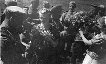 Население освобожденного Белгорода встречает своих освободителей (северная окраина города). 5 августа 1943 года (ГАНИБО). 
