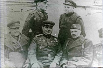 А.Г. Кравченко (в центре). Киев, ноябрь, 1943 год.