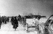 Бойцы Н-ской части проходят по освобожденному селу Солдатскому Курской области. 1943 год.