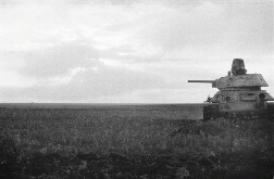 Советский танк Т-34, брошенный в поле в Белгородской области. По характерным признакам машина выпуска апреля 1943 года и производства завода №112 «Красное Сормово». Источник: http://waralbum.ru