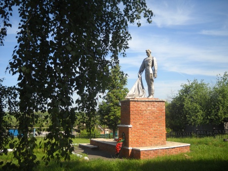 Братская могила  советских воинов,  погибших в боях с фашистскими захватчиками в 1943 году. Село Крюково, Борисовский район.