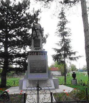 Братская могила советских воинов, погибших в боях с фашистскими захватчиками. Село Стариково, Шебекинский район.