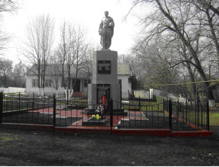 Братская могила  советских воинов, погибших в боях с фашистскими захватчиками в 1943 году. Село Крюк, Новооскольский район.