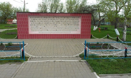 Братская могила  советских воинов, погибших в боях с фашистскими захватчиками в 1943 году.Село Голубино, Новооскольский район.