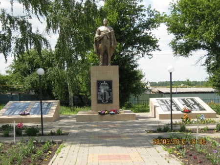 Братская могила советских воинов, погибших в боях с фашистскими захватчиками в 1943 году.Село Беломестное, Новооскольский  район.